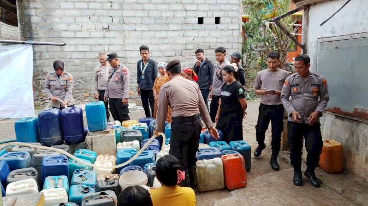 Polres Pasuruan dan PMII Salurkan 6.000 Liter Air Bersih ke Desa Karangjati Lumbang